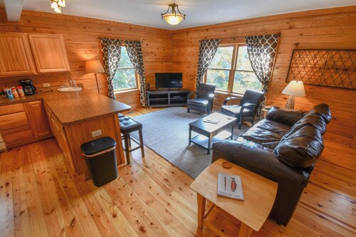Cabin 80, Luxury 6 bedroom 3 bath Cabin minutes from Downtown Lexington! 