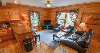 Cabin 80, Luxury 6 bedroom 3 bath Cabin minutes from Downtown Lexington!