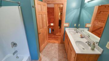 Haartrockner, Handtücher, Seife, Shampoo