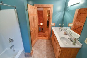 Haartrockner, Handtücher, Seife, Shampoo