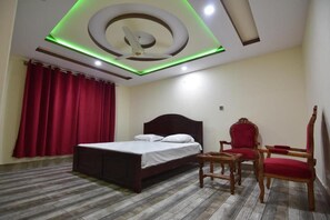 Deluxe szoba kétszemélyes ággyal | Hangszigetelés, vasaló/vasalódeszka és ingyenes wifi