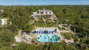 A modern villa with a pool, surrounded by lush greenery and a clear blue sky. - Casa Galo Verde, 4 persons, super sea view (Porches)