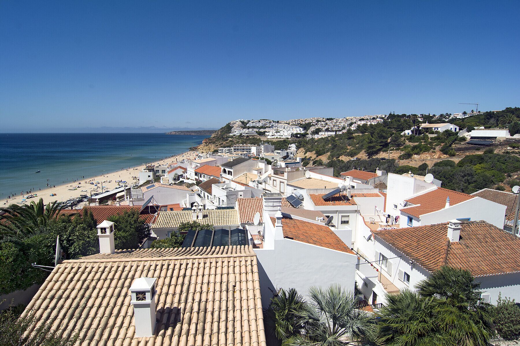 Casa Sereia Mar offers a breathtaking view over Salema and the beach as well as the sea.