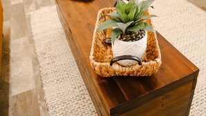 Une cuisine moderne avec des meubles blancs, un réfrigérateur noir et un coin repas comprenant une table et des chaises en bois.