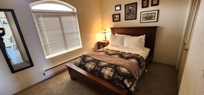 3 bedrooms, desk, iron/ironing board, WiFi