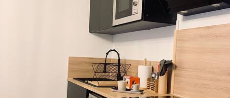 Een koelkast, een oven, een kookplaat, een waterkoker