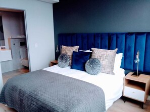 1 bedroom, iron/ironing board, WiFi, bed sheets - Cozy Mountain View unit, Rooftop pool, minutes to nearest beach & No Power Cuts (Cape Town)