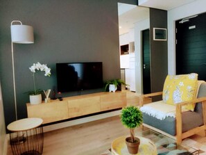 Smart TV - Cozy Mountain View unit, Rooftop pool, minutes to nearest beach & No Power Cuts (Cape Town)