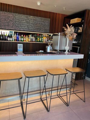 Bar (on property) - Cozy Mountain View unit, Rooftop pool, minutes to nearest beach & No Power Cuts (Cape Town)