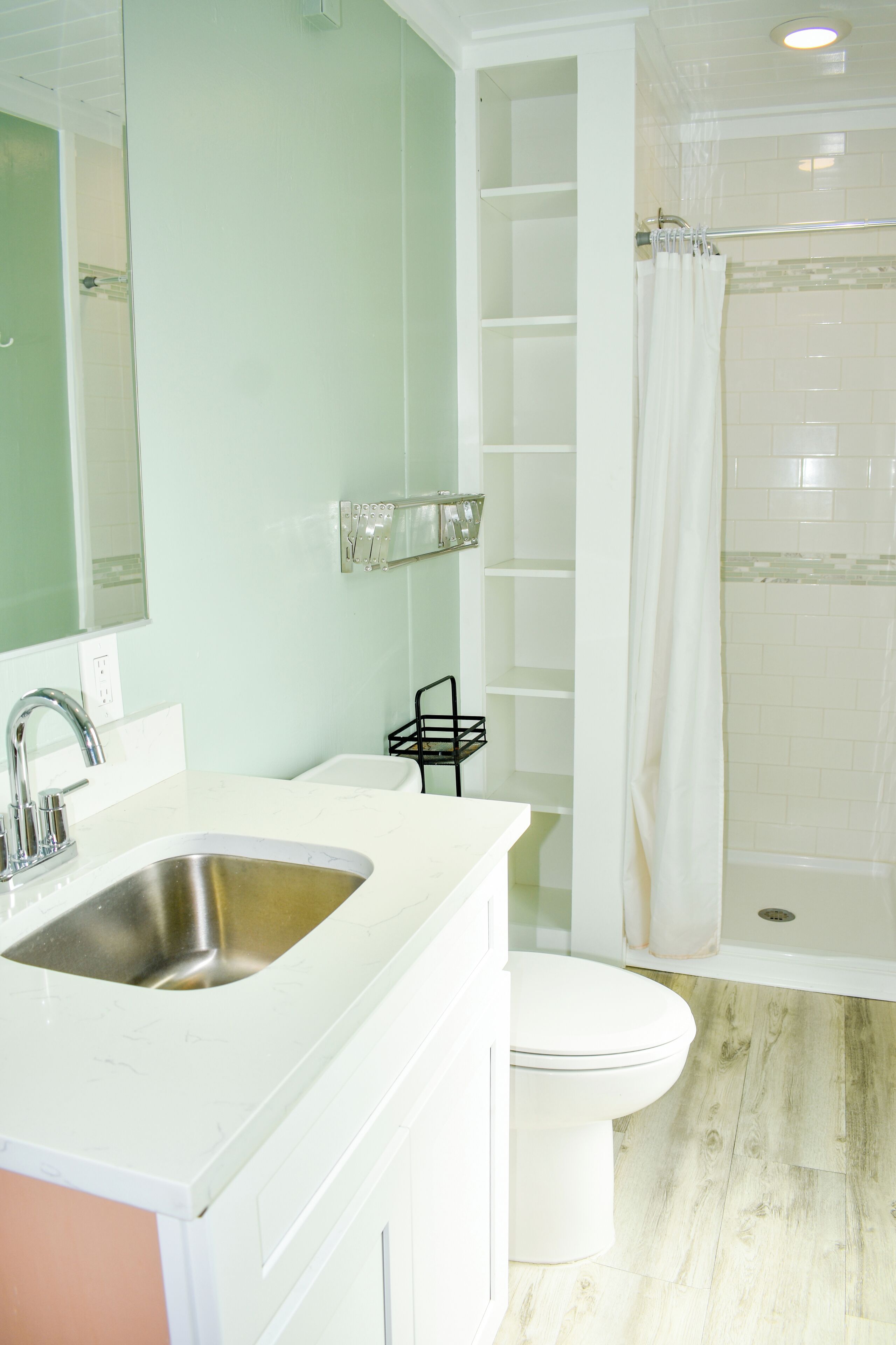 Secadora de cabello, toallas, jabón, shampoo 