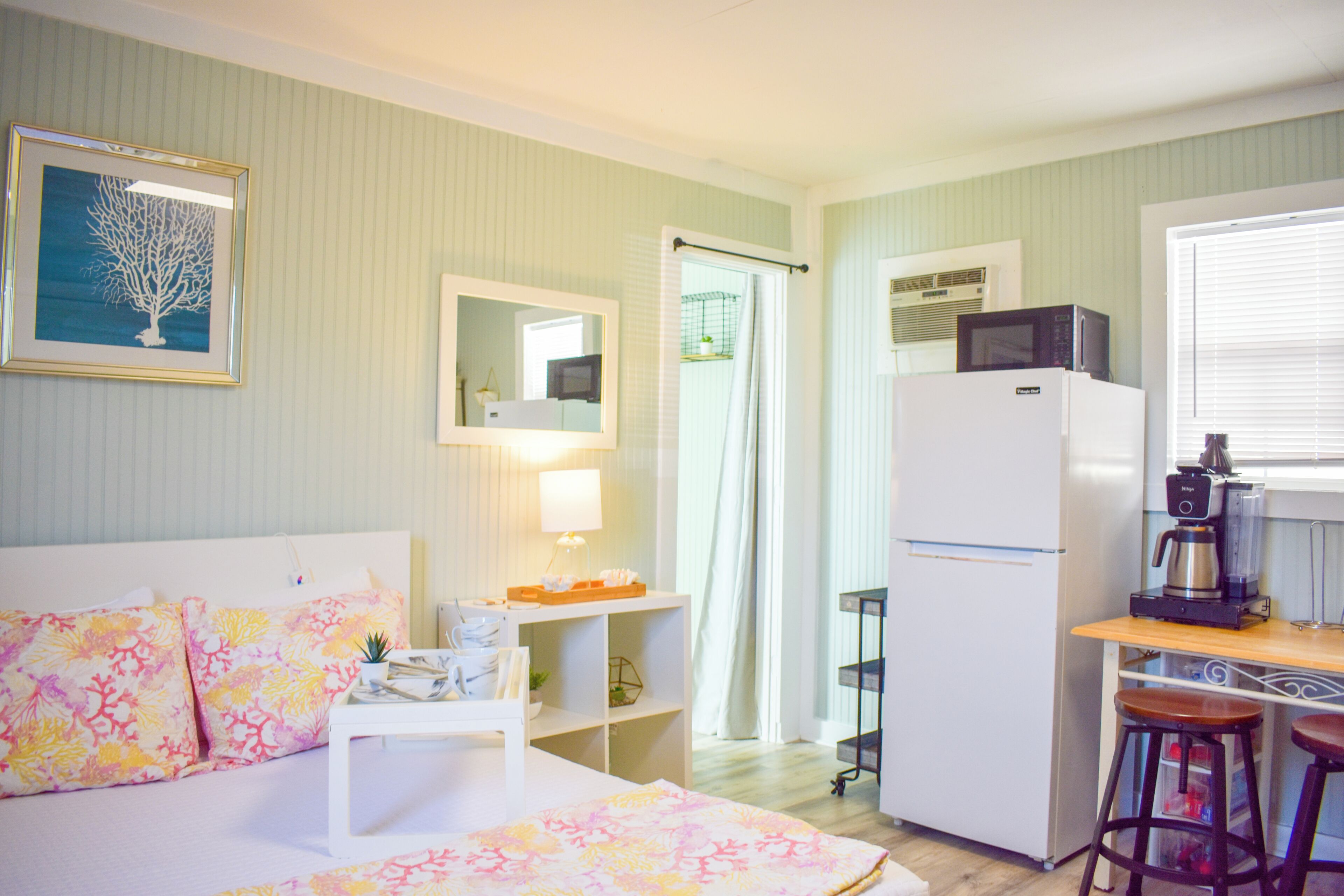 Tabla de planchar con plancha, wifi y ropa de cama 