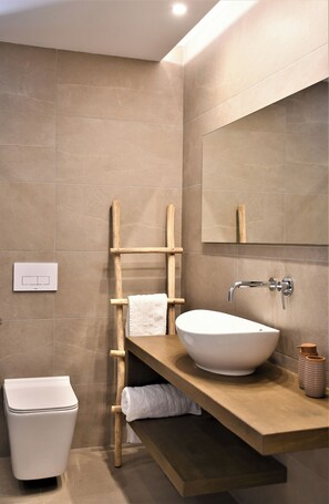 Douche, sèche-cheveux, serviettes fournies, savon
