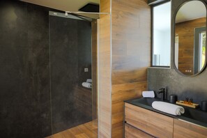 Shower, hair dryer, towels, soap - Architect-designed villa with superb view of the bay of Calvi between sea and mountains (Calvi)