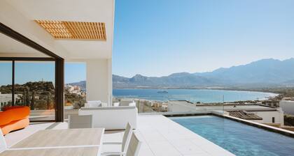 Villa d' architecte, avec superbe vue sur la baie de Calvi entre mer et montagne