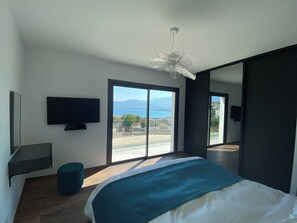 5 bedrooms, in-room safe, iron/ironing board, travel crib - Architect-designed villa with superb view of the bay of Calvi between sea and mountains (Calvi)