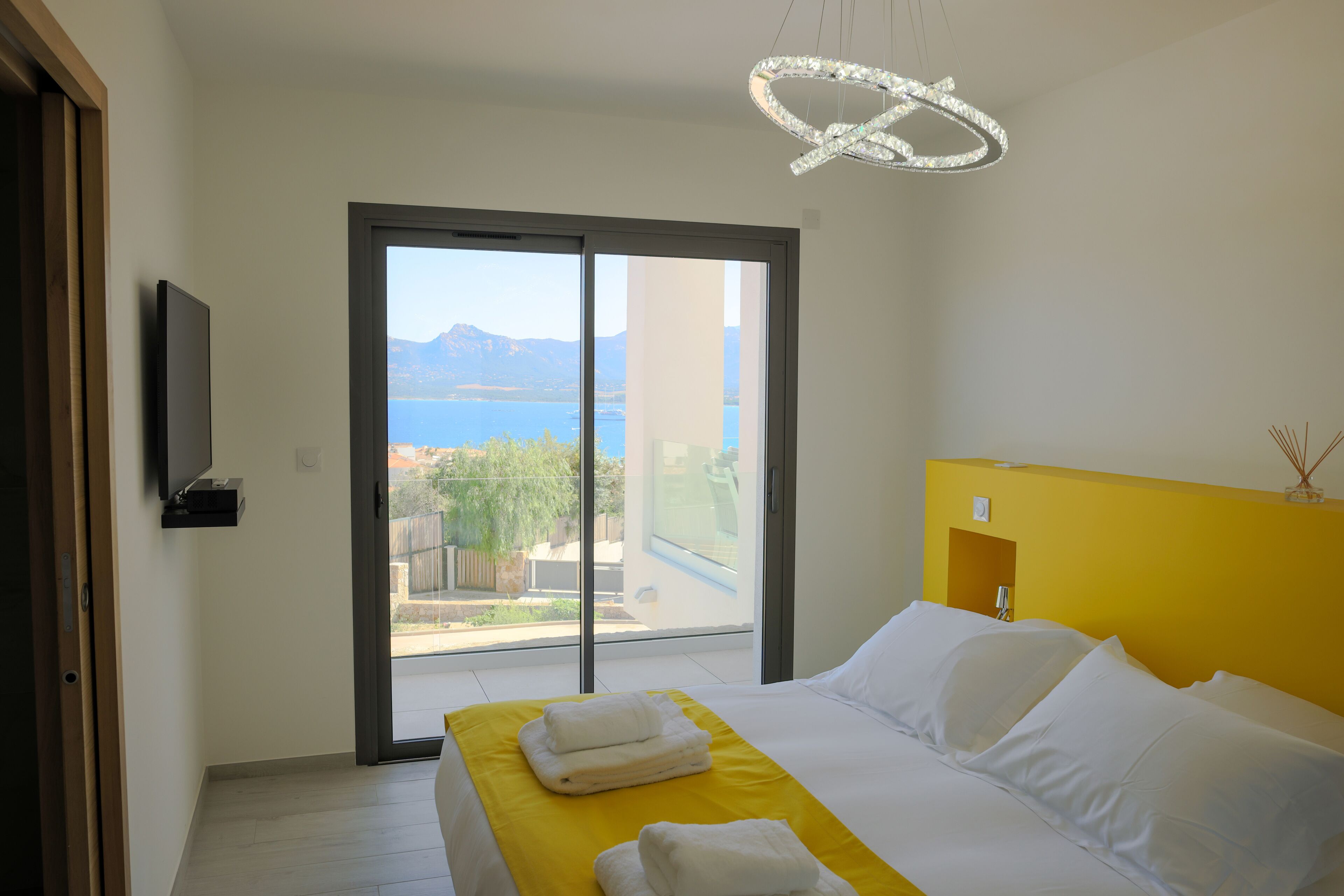 5 chambres, coffres-forts dans les chambres, fer et planche à repasser