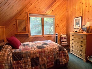 5 bedrooms, desk, iron/ironing board, travel crib - Peaceful, Woodland Retreat in Frankfort, MI Near Crystal Lake & Sleeping Bear (Frankfort)