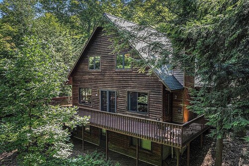 Treehouse feel, sleeps 10! Near Crystal Lake’s South Shore public beach and CSA.