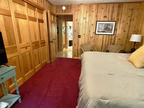5 Schlafzimmer, Schreibtisch, Bügeleisen/Bügelbrett, Reisekinderbett