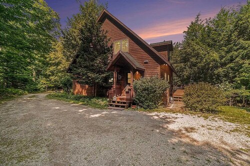 Peaceful, Woodland Retreat in Frankfort, MI Near Crystal Lake & Sleeping Bear