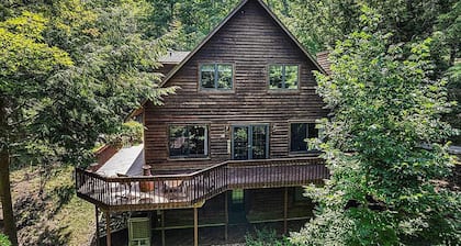 Treehouse feel, sleeps 10! Near Crystal Lake’s South Shore public beach and CSA.