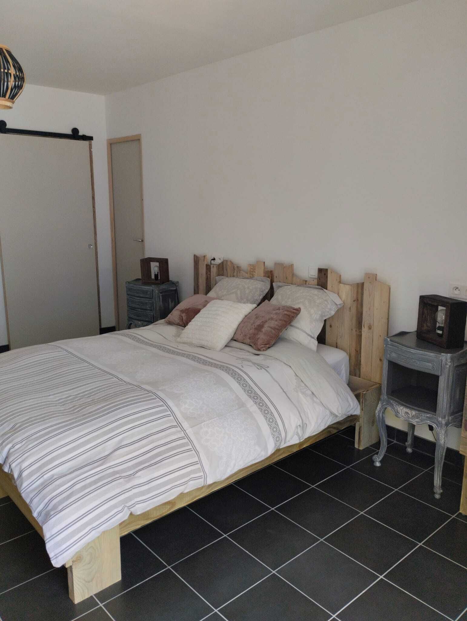 1 chambre, bureau, fer et planche à repasser, draps fournis