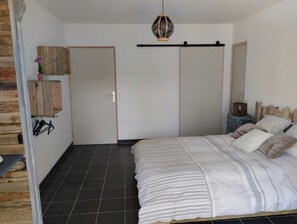 1 habitación, escritorio, tabla de planchar con plancha y ropa de cama 
