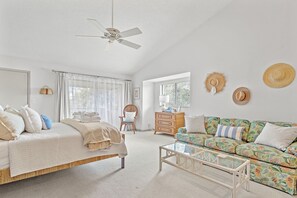 1 habitación, escritorio, tabla de planchar con plancha y cuna de viaje
