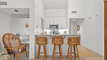 KĂŒhlschrank, Mikrowelle, Ofen, Herdplatte