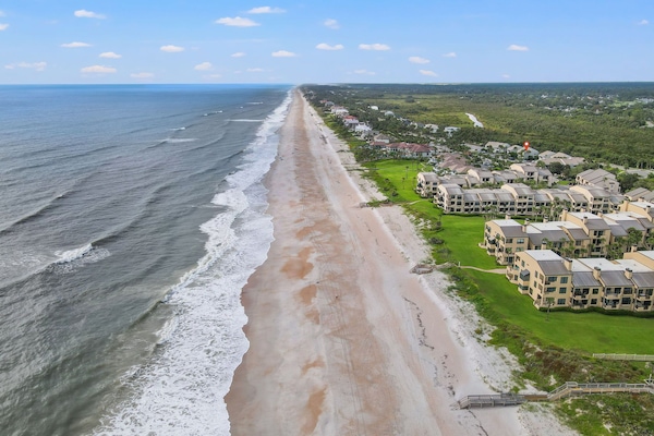 Beach nearby, sun loungers, beach towels