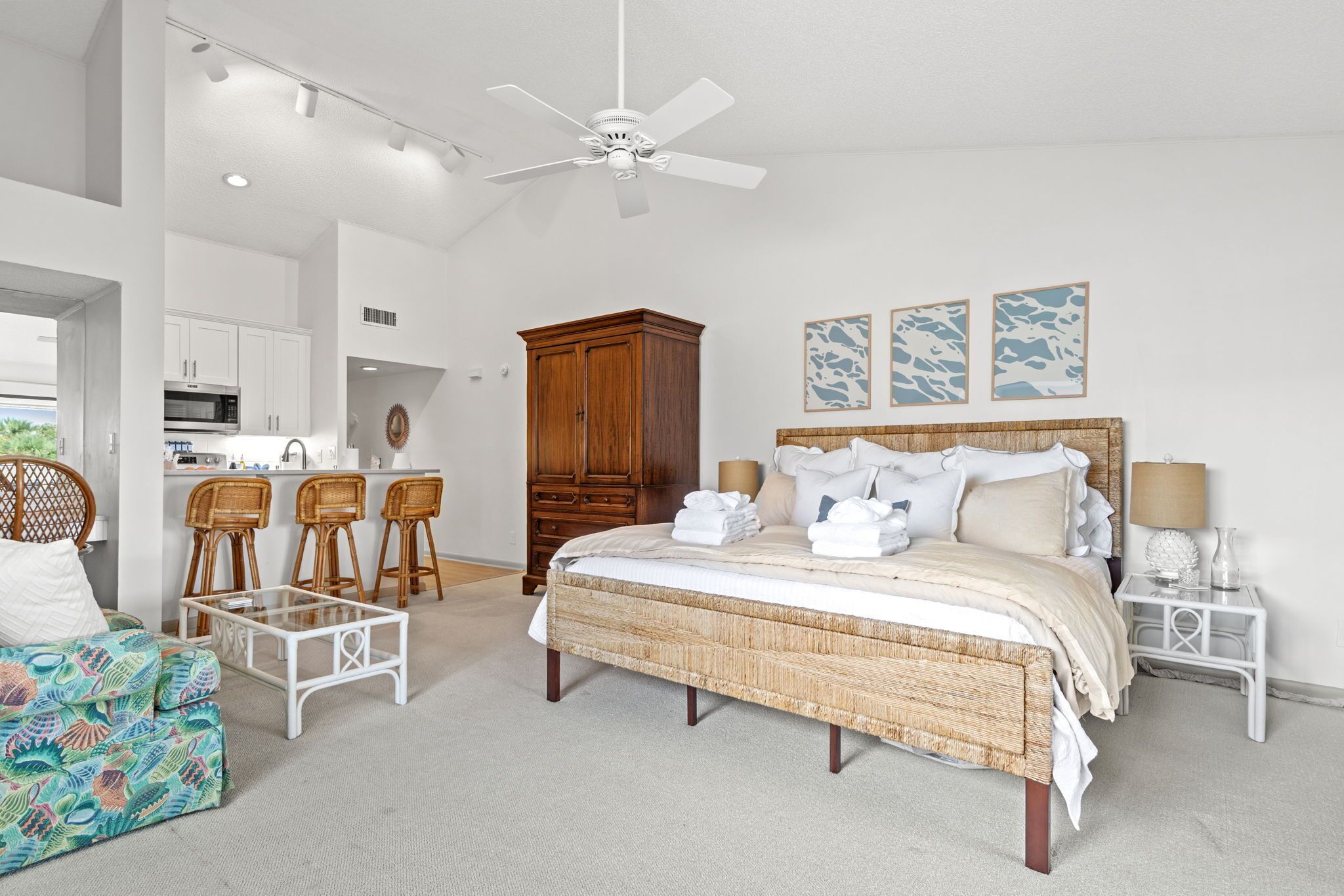 1 間睡房、書桌、熨斗/熨衫板、可攜式嬰兒床