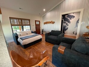 Smart TV, caminetto, libri