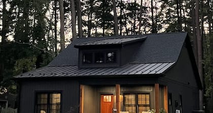 Accessible, 3 Season Screened-in porch, Sauna, Fire Pit, Dog Friendly