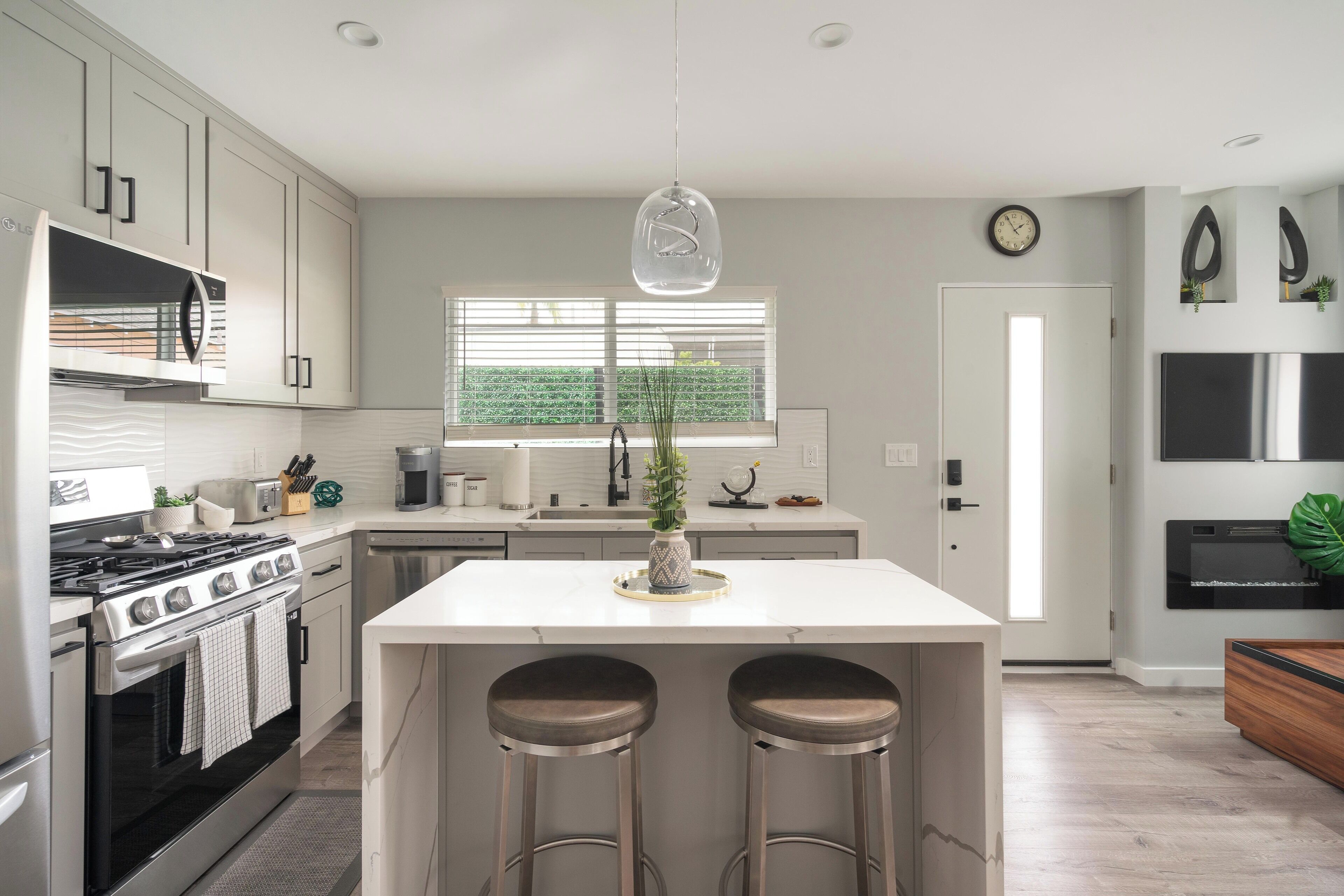 Geladeira, micro-ondas, fogão, cooktop