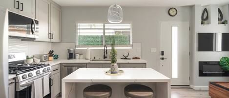 冷蔵庫、電子レンジ、オーブン、コンロ