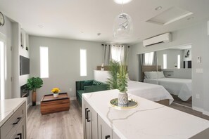 1 bedroom, iron/ironing board, free WiFi, bed sheets - Cozy/Comfort FIFA CW LAX Studio: Your Gateway to LA Adventures. (Inglewood)