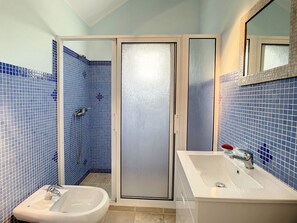 Dusj, hårføner, håndklær og toalettpapir