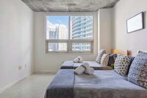 Condo, 2 quartos, vista para a cidade | Roupas de cama premium, cortinas blackout, ferros/tábuas de passar roupa