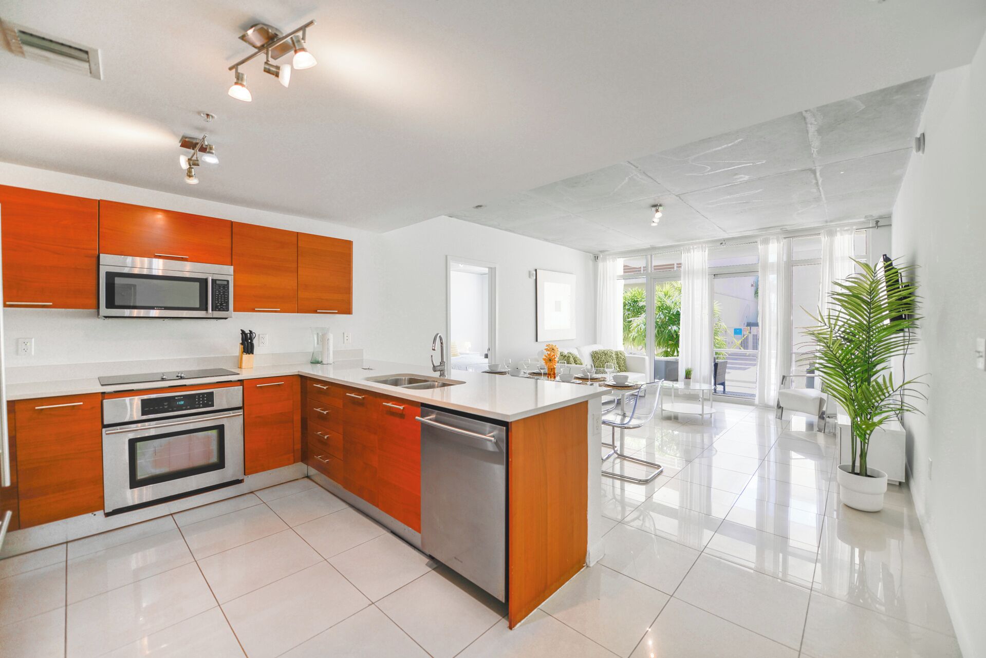 Una cocina moderna con electrodomésticos de acero inoxidable, armarios de madera y una isla grande.