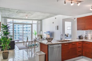 Condo, 2 phòng ngủ, quang cảnh thành phố | Bếp riêng | Tủ lạnh, lò vi sóng, lò nướng, bếp nấu