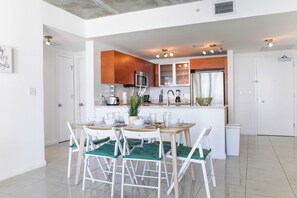 コンドミニアム 2 ベッドルーム シティビュー | ダイニングルーム