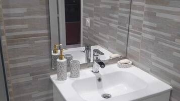 Serviettes fournies, savon, papier toilette