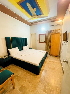 Desk, soundproofing, free WiFi - Rehaish inn model (Karachi)