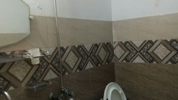Deluxe Quadruple Room | Bathroom