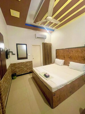 Desk, soundproofing, free WiFi - Rehaish inn model (Karachi)