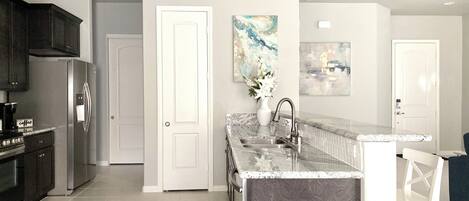 Refrigerador, microondas, horno, placa de cocina