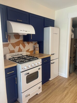 Fridge, microwave, oven, stovetop - 420 zen environment surrounded by boho chic decor~Luv Happii House. (Country Club Hills)