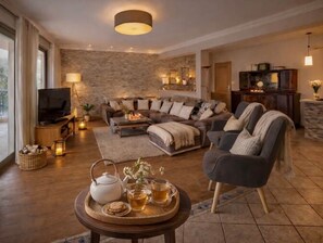 Fernseher, Kamin, Stereoanlage