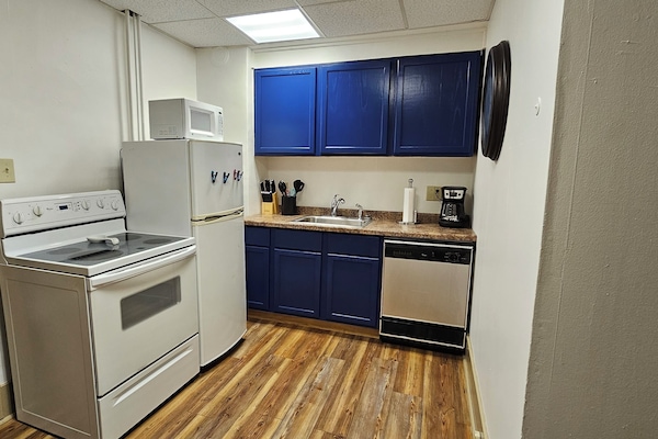 Microondas, horno, parrilla de estufa y lavavajillas