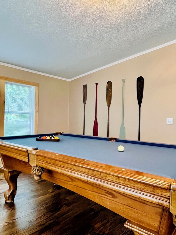 Games room - Jack The Horse Lake Cabin -Pool Table-Wifi-Tub-Trails-Peaceful-Dining Closeby! (Marcell)